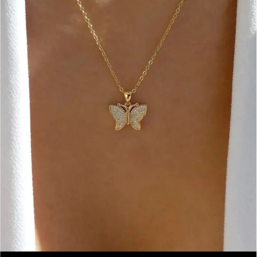 Gorgeous Butterfly Pendant Necklace - An Elegant Clavicle Chain for Women